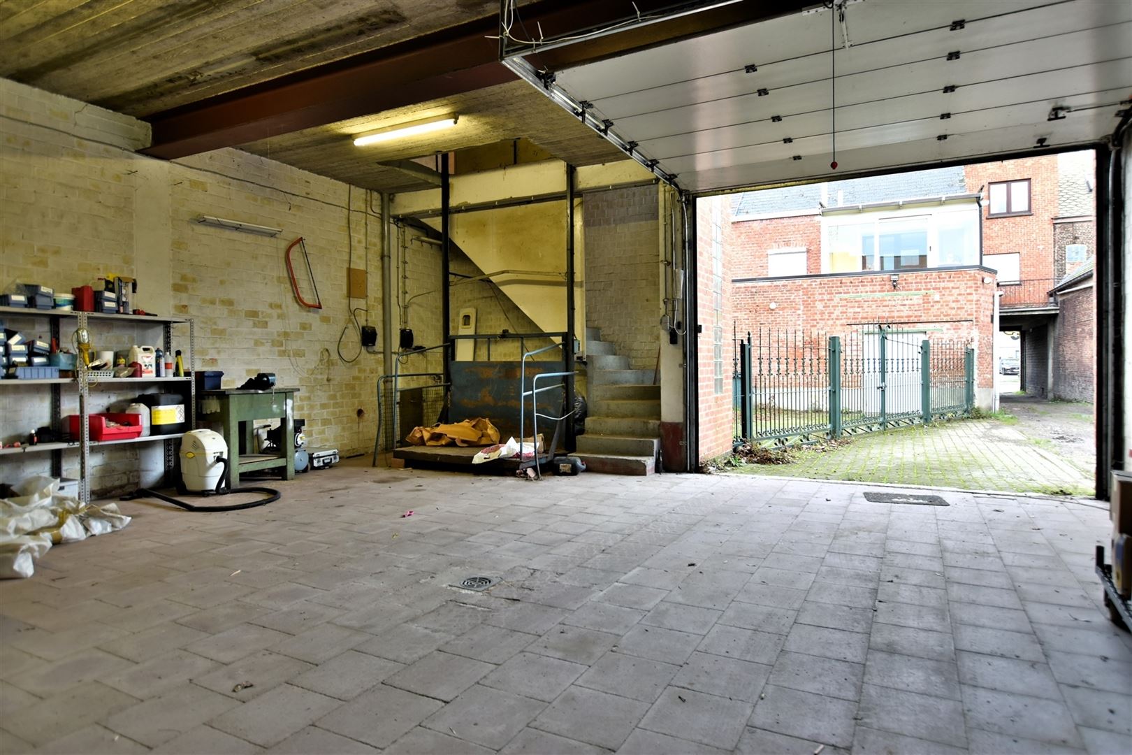 Ruime loodsen met sectionale poort te Dendermonde foto 9