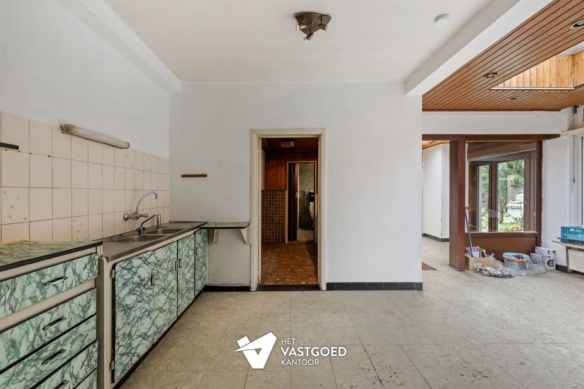 ZEER RUIME, DEELS GERENOVEERDE WONING MET RUIME, ZUIDGERICHTE TUIN foto 9