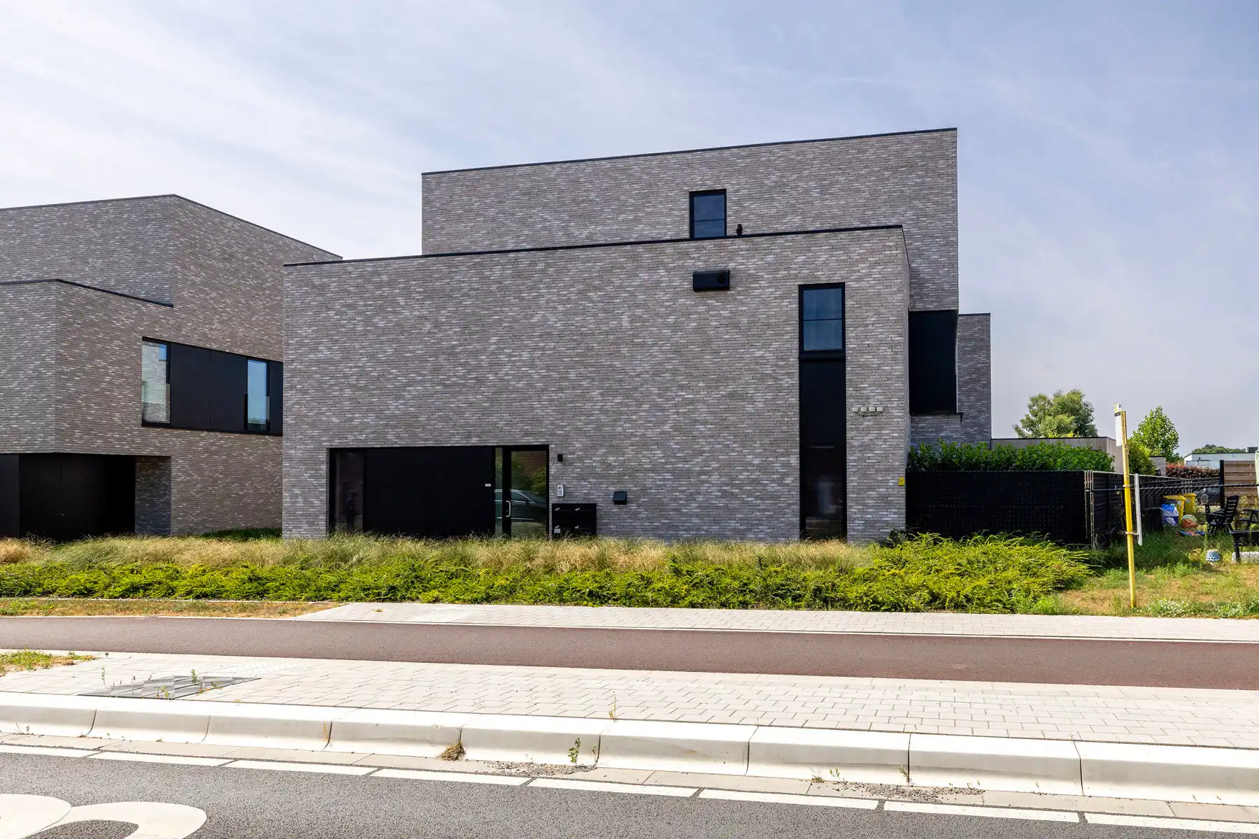 Instapklaar gelijkvloers appartement met carport, berging, luxe afwerking en aangelegde tuin foto 25