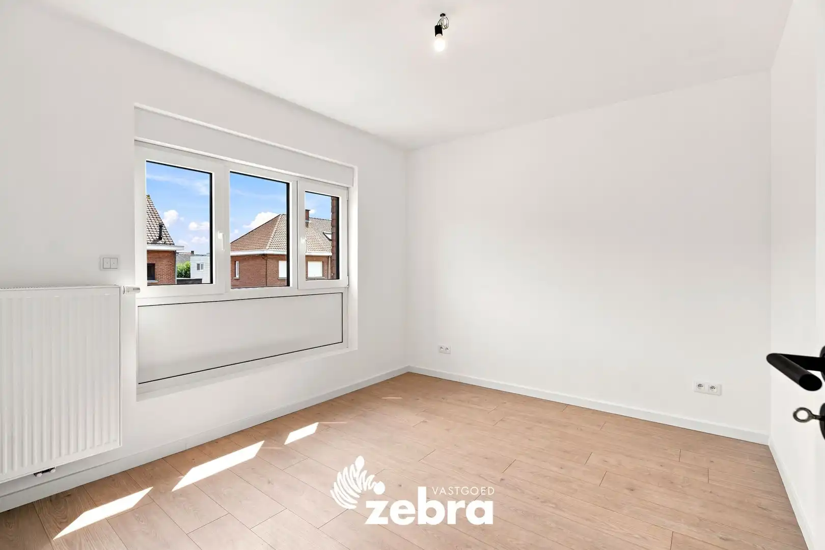 Gerenoveerde woning met uitweg op een rustige ligging in Izegem! foto 13