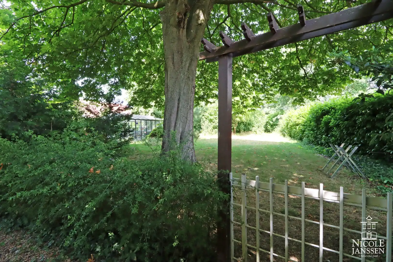 Verrassend ruime gezinswoning met prachtige diepe tuin foto 23