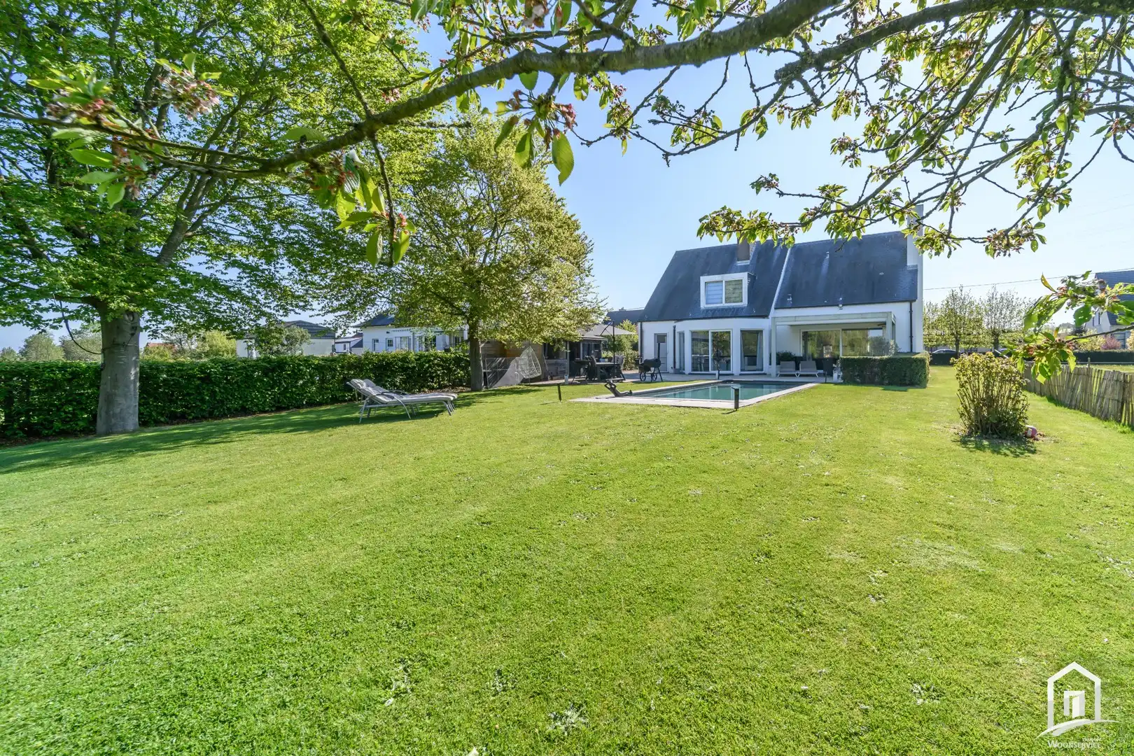 Instapklare villa met 3 SLK's, garage en riante tuin met zwembad foto {{pictureIndex}}