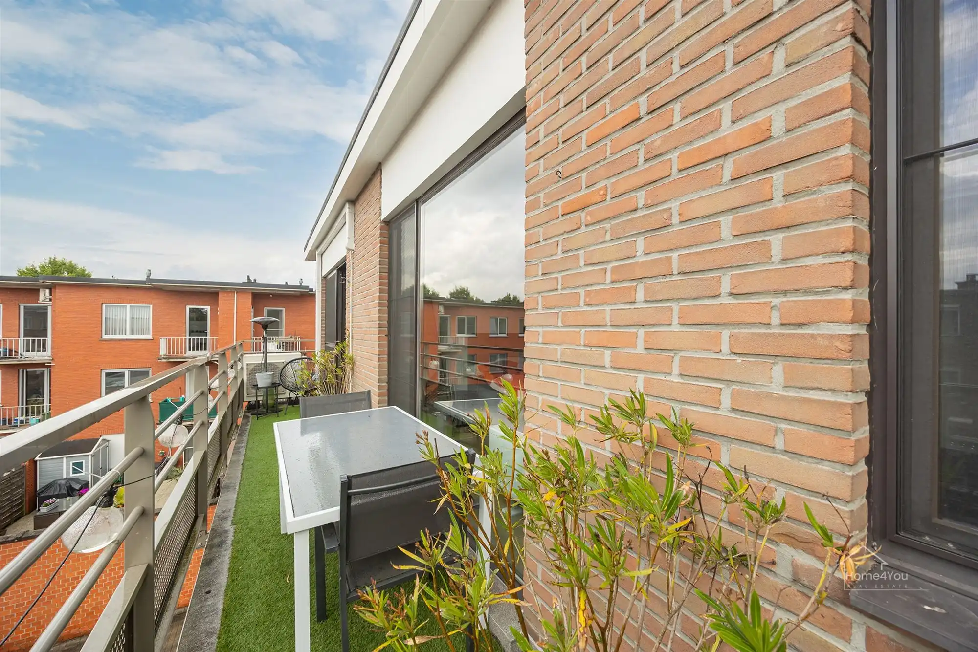 Ruim en lichtrijk appartement met terras + autostaanplaats foto 12