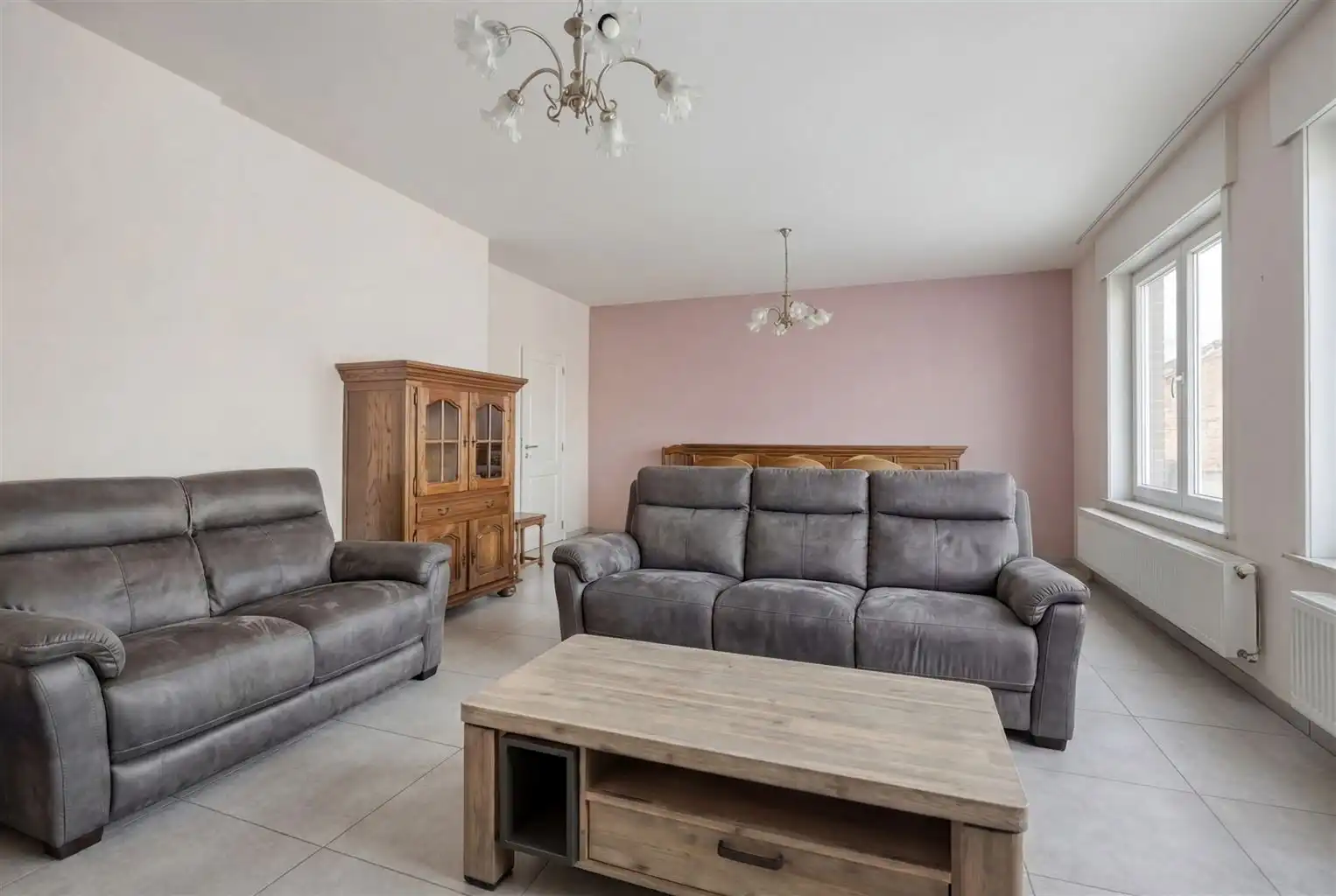 Zeer ruim, gelijkvloers appartement met 3 slaapkamers, tuin, inpandige garage en extra parkeergelegenheden gelegen nabij het centrum van Maaseik. foto 3