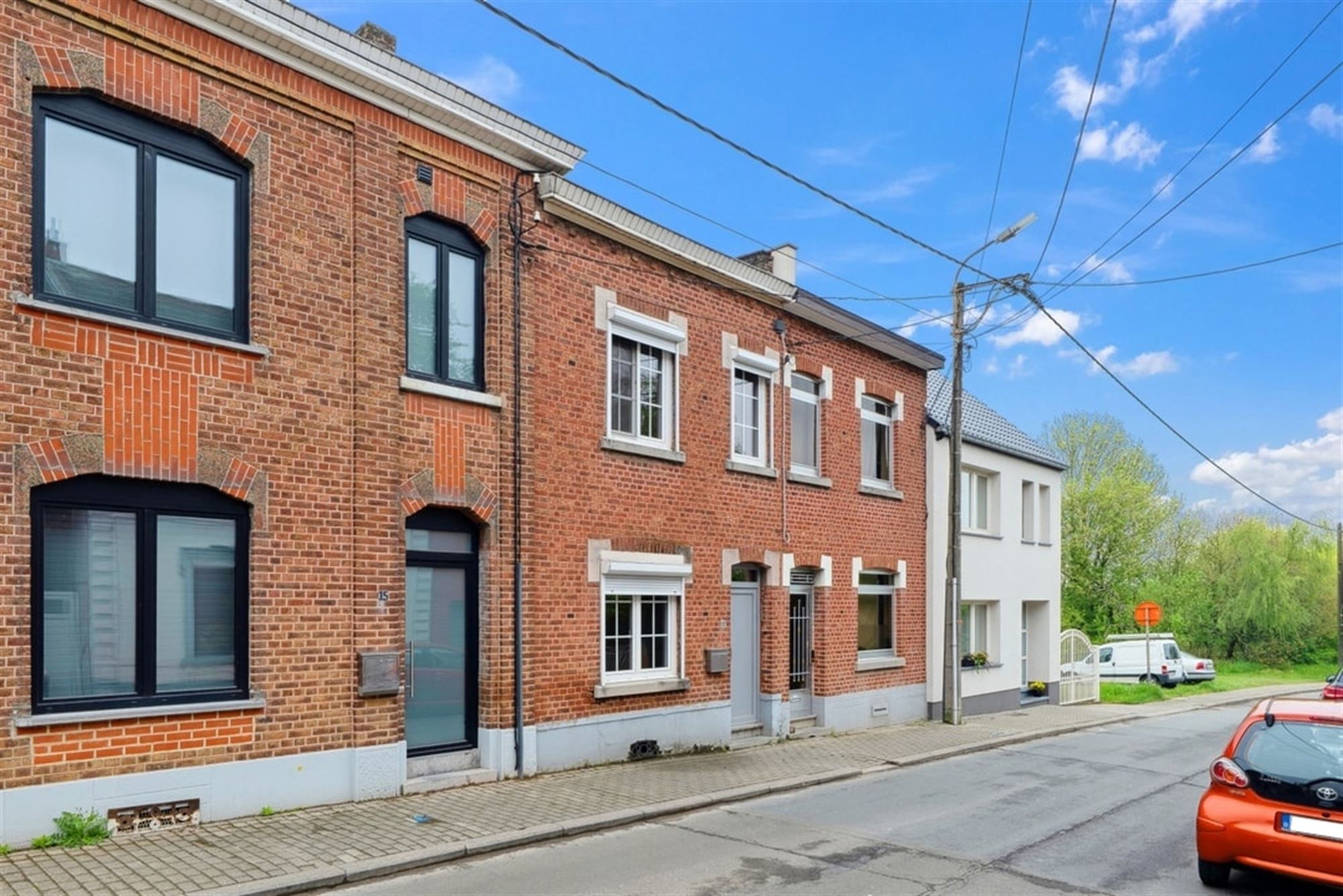 KNUSSE RIJWONING VLAKBIJ HET CENTRUM VAN LANDEN   foto 2