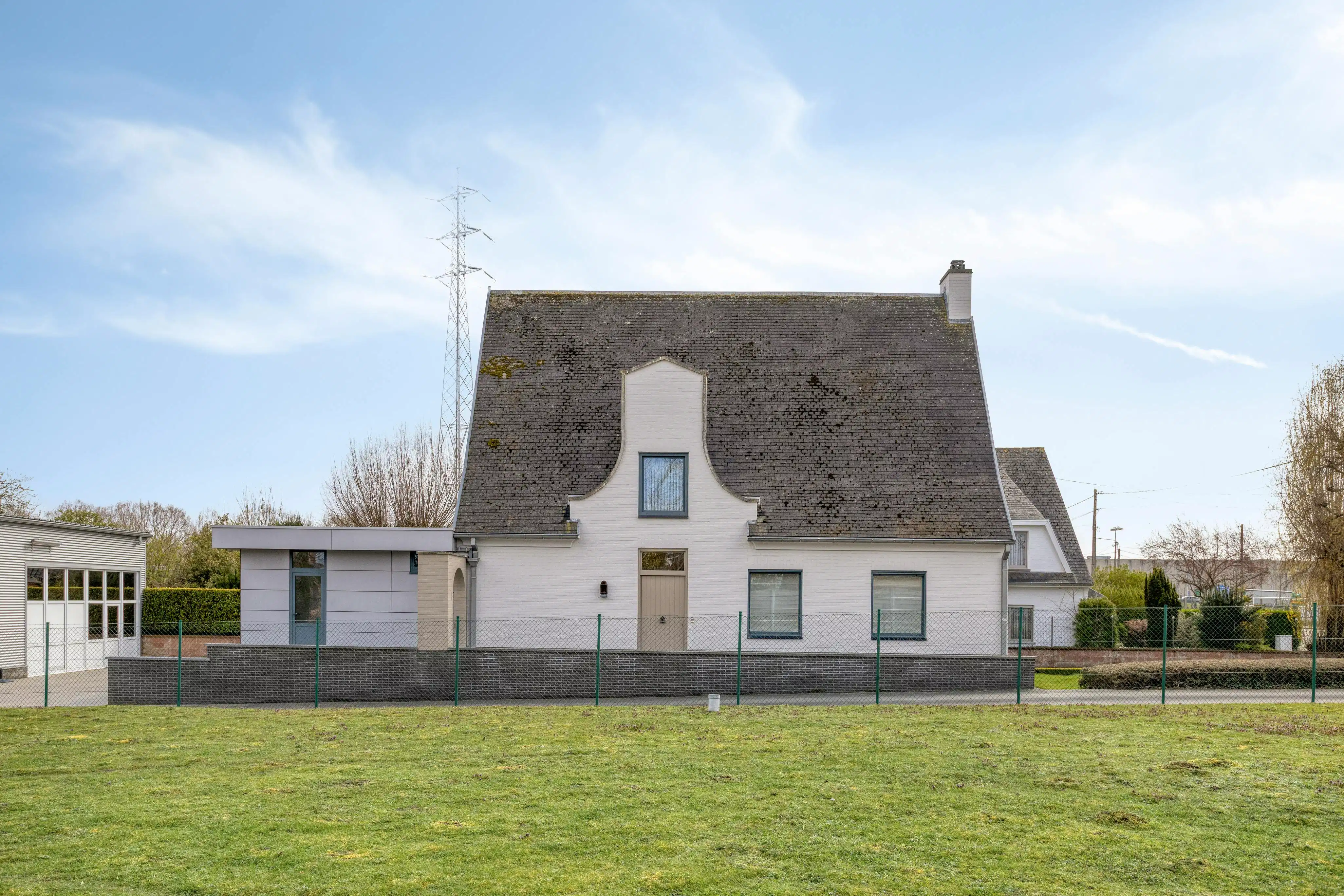Hoofdfoto van de publicatie: Ruime eigendom met woning, loods en extra bouwgrond
