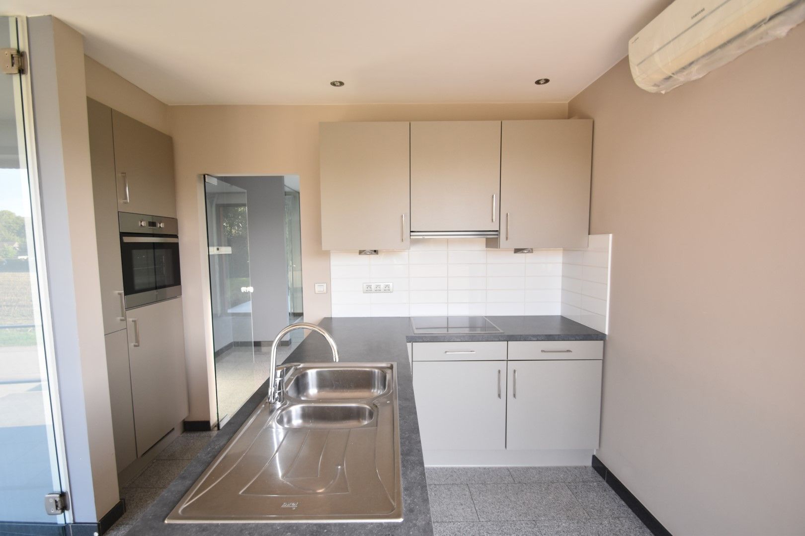 Moderne woning in rustige straat foto 5