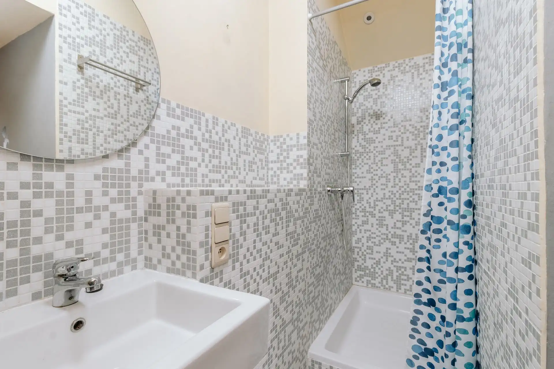 Gezinswoning met vier slaapkamers + tuin en garage foto 18