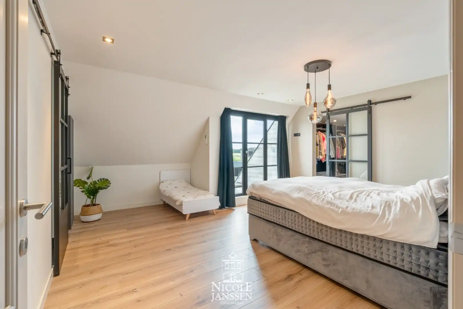 Luxueus afgewerkt landhuis met vier slaapkamers en gezellige tuin  foto 16