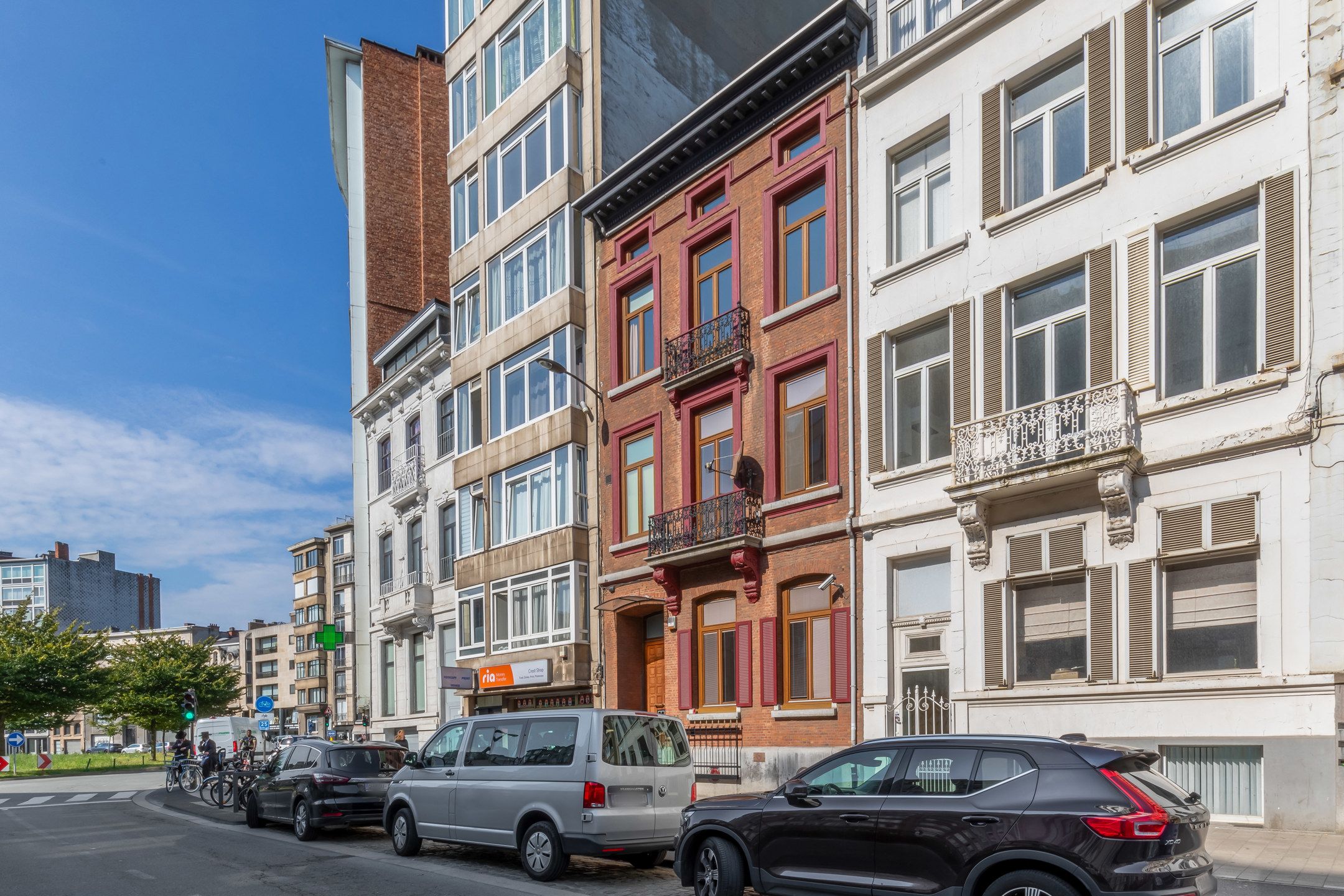 Gerestaureerd zeer ruime luxe herenhuis omgeving stadspark foto {{pictureIndex}}