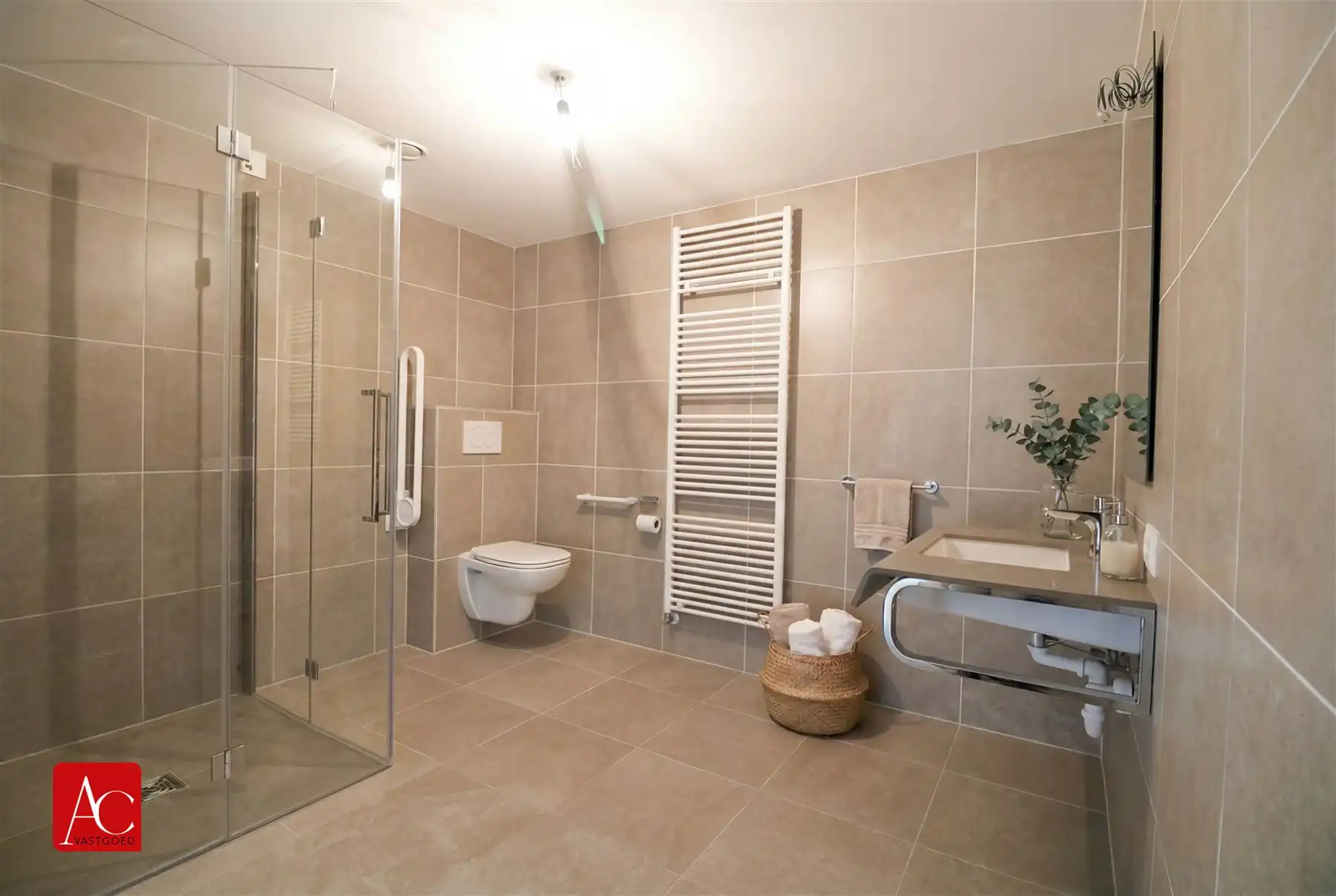 Serviceflat in recent complex met garage foto 7