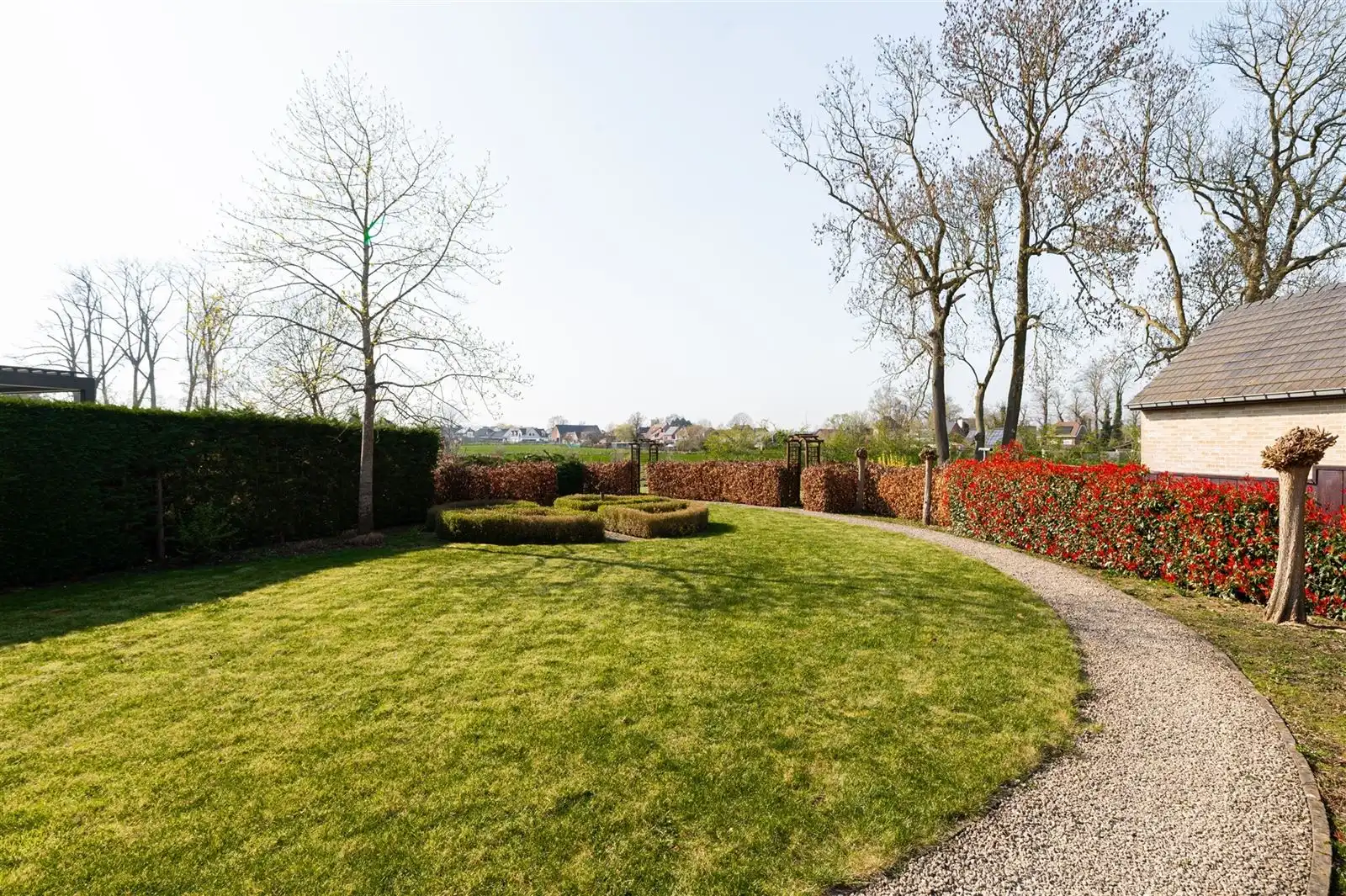 Ruime lichtrijke villa met tuin op 15are50 foto 30