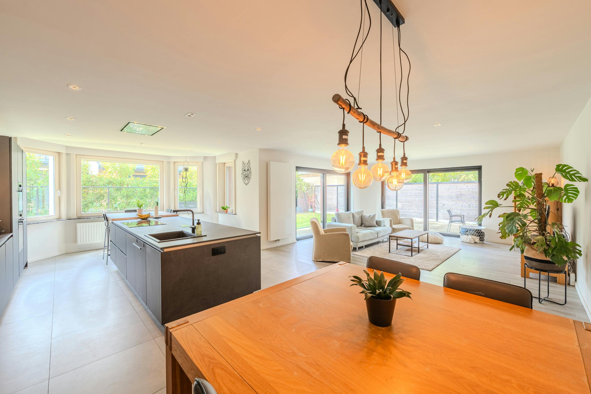 Huis te koop met zes slaapkamers en zongerichte tuin. foto 8