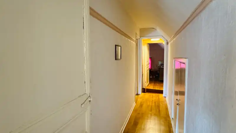 Grote, te renoveren half open bebouwing met 4 slaapkamers, tuin en garage foto 11