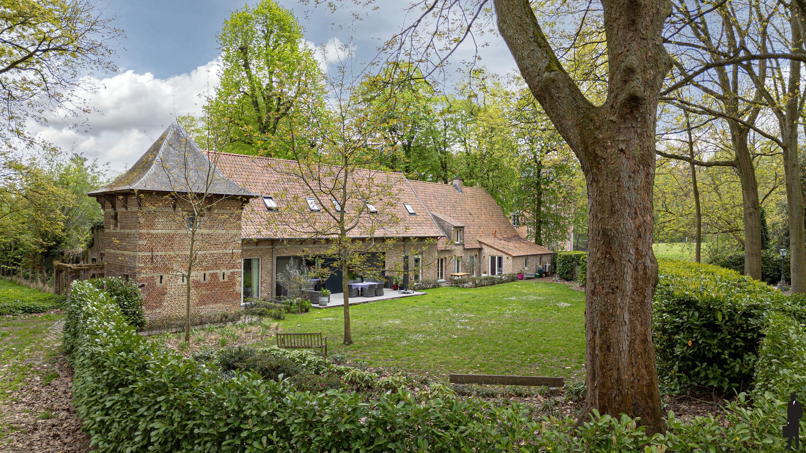 Uitzonderlijk kasteelhoeve in het park van Kasteel Wissekerke. foto 60