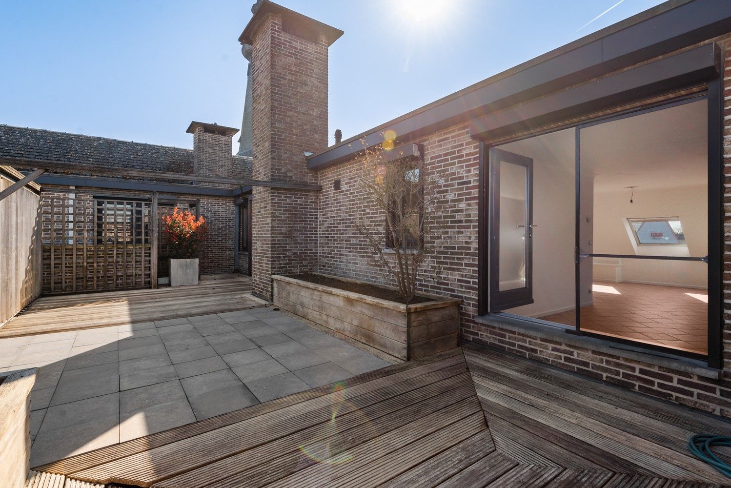 Ruim dakappartement met 2 slaapkamers en groot terras! foto {{pictureIndex}}