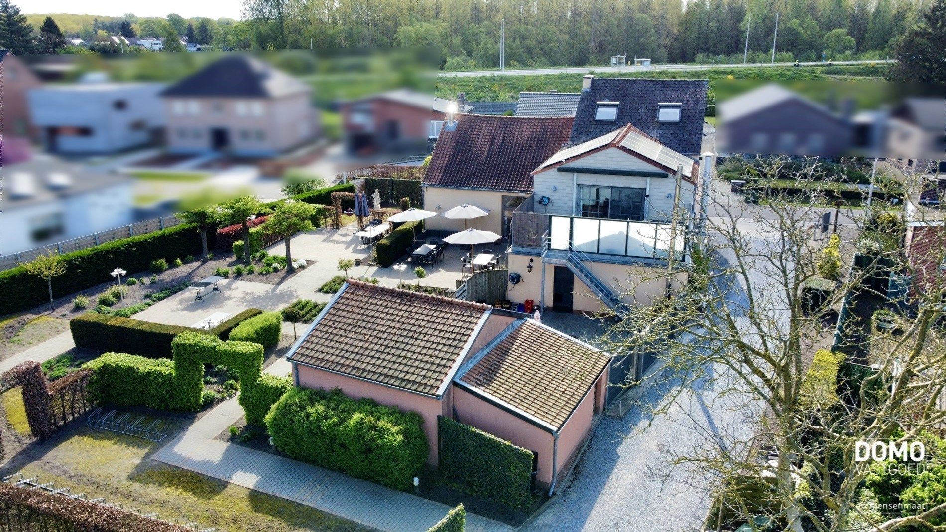 Multifunctioneel handelspand, gunstig gelegen met veel parkeergelegenheid en energielabel C foto {{pictureIndex}}