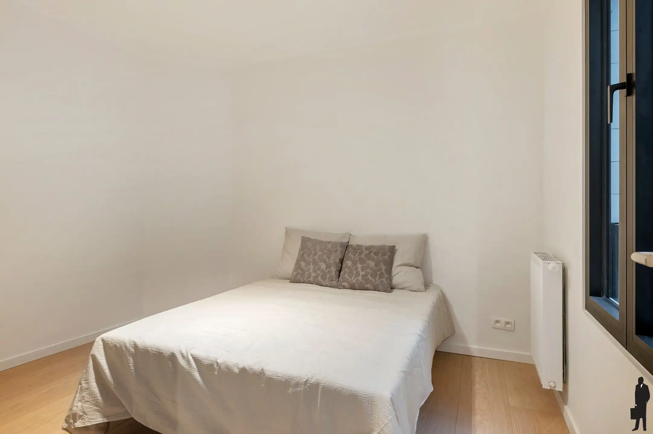 Gerenoveerd tweeslaapkamer appartement met balkons foto 11