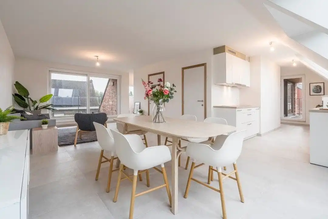 Ruim en lichtrijk appartement in hartje Proven foto 2