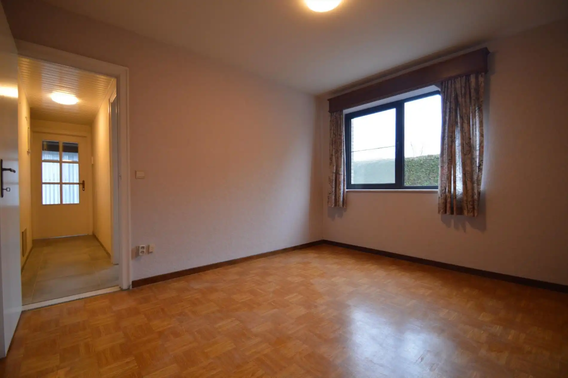 Degelijk en netjes gerenoveerd gelijkvloersappartement met 2 slaapkamers, terras en garage foto 16