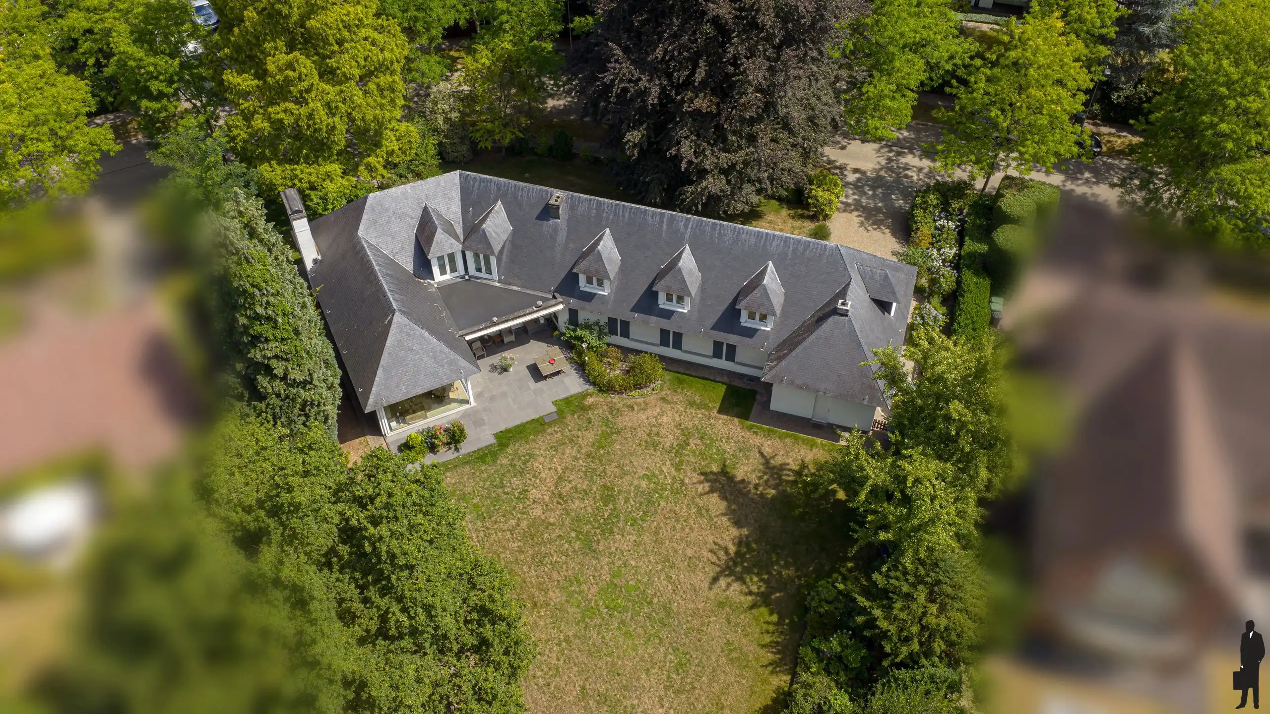 Vrijstaande villa op ca. 1.626 m² met zonnige tuin!  foto {{pictureIndex}}