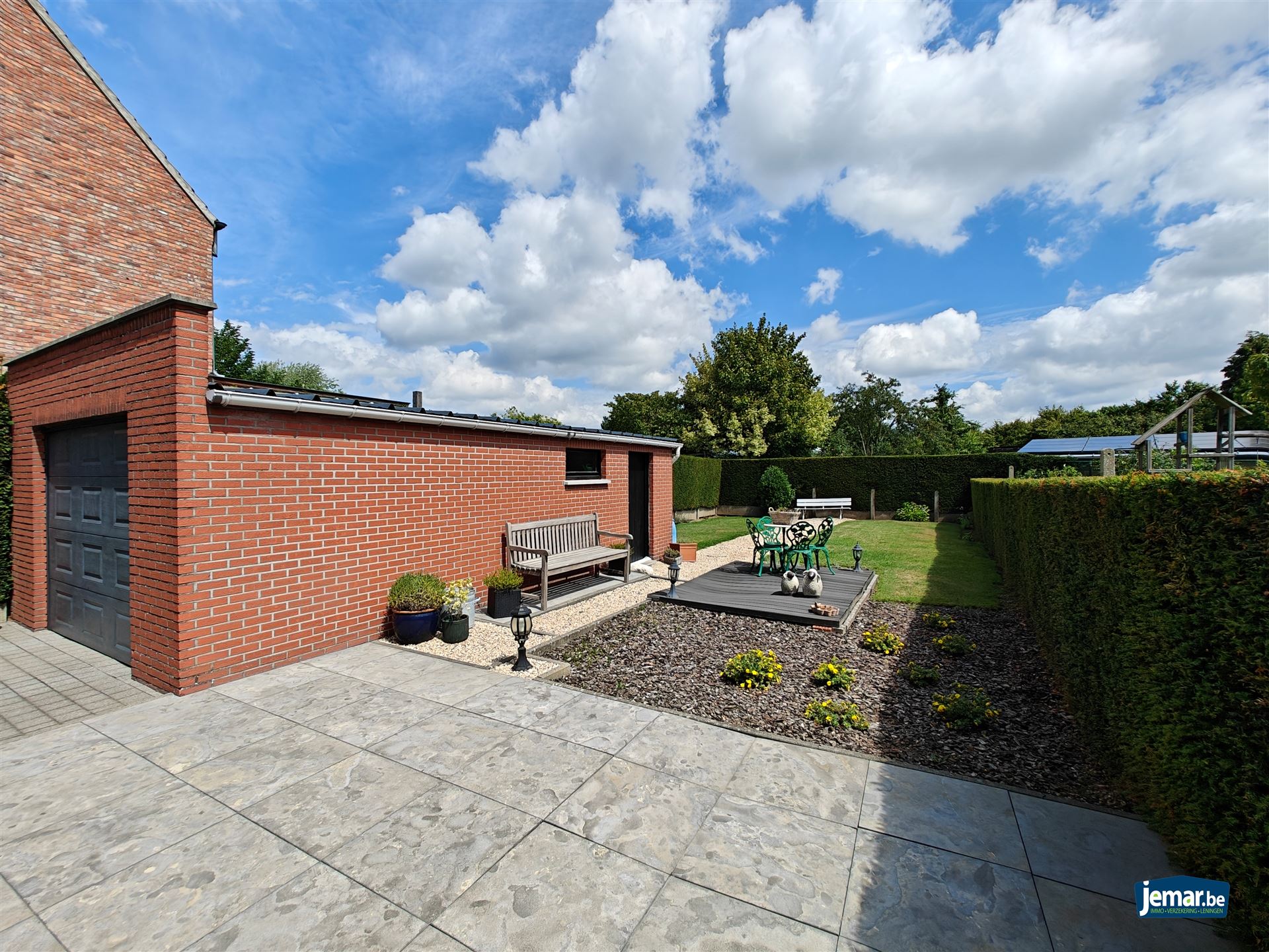 Half- open woning met 4 slaapkamers en apart garage foto 2