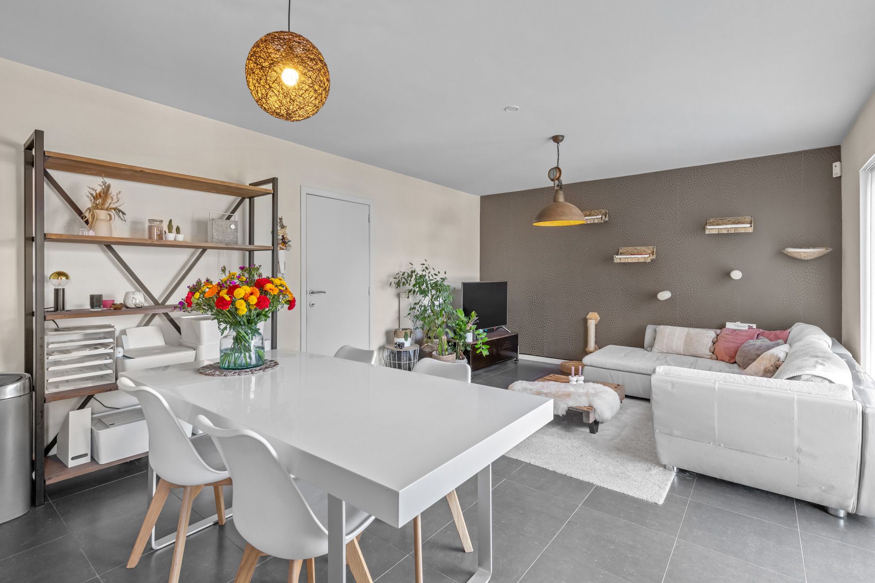 Lichtrijk 2-slaapkamer appartement met terras in Wondelgem  foto 2