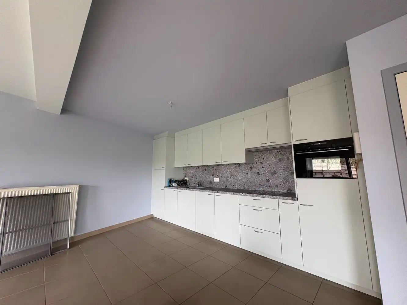 Gelijkvloers appartement met twee slaapkamers + autostaanplaats foto 2