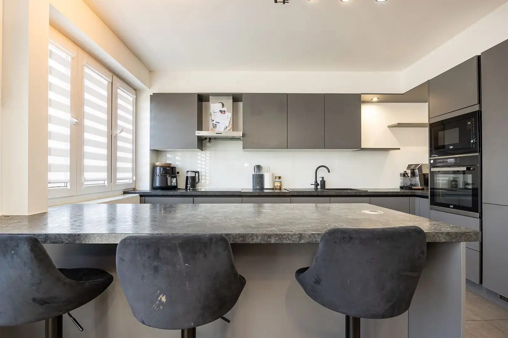 Tussen twee parken: licht appartement met tuin en garage foto 7