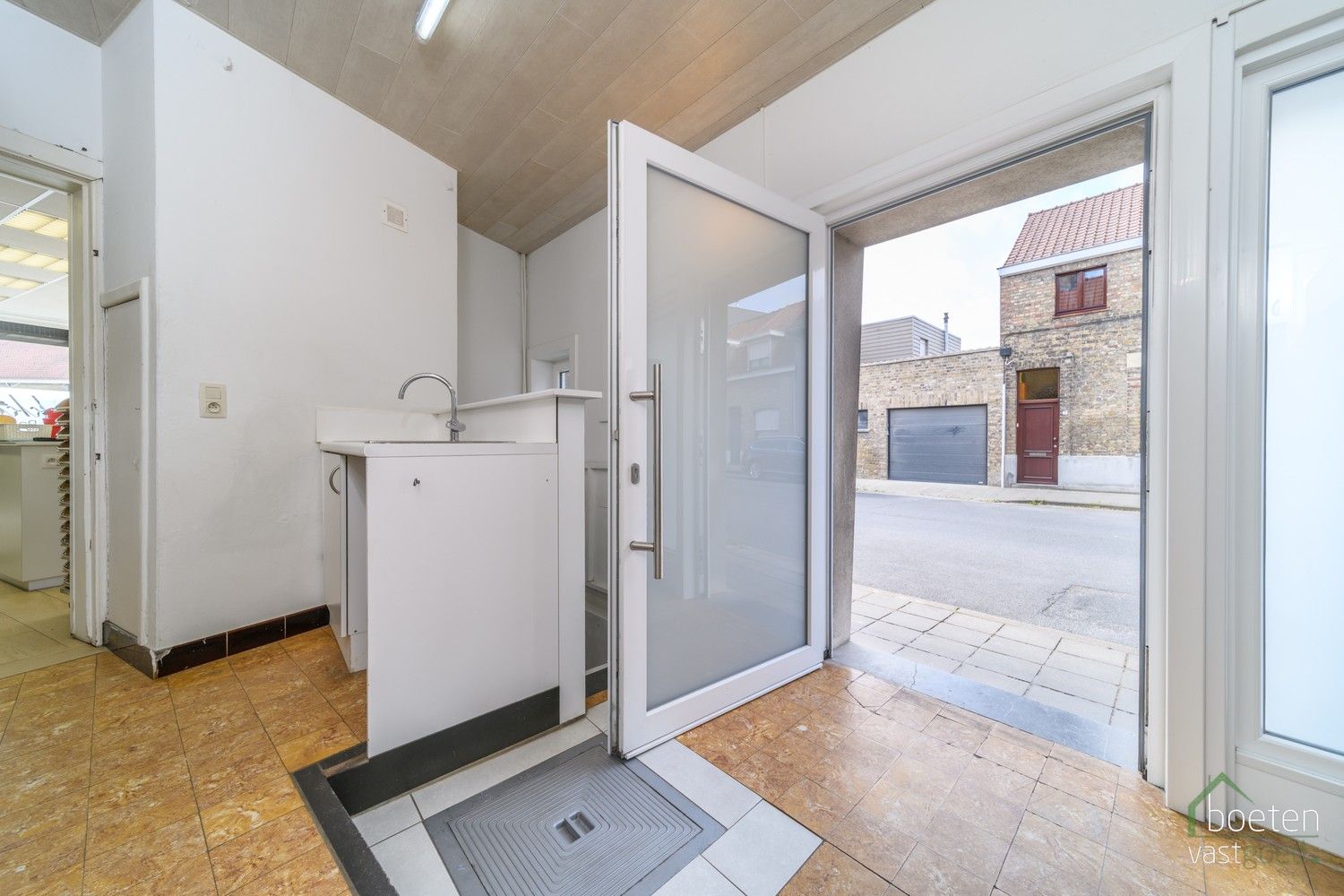 VEURNE: Goed gelegen hoekwoning, bestaande uit een gerenoveerde (handels)ruimte met eveneens (grotendeels) gerenoveerd woongedeelte. foto 7