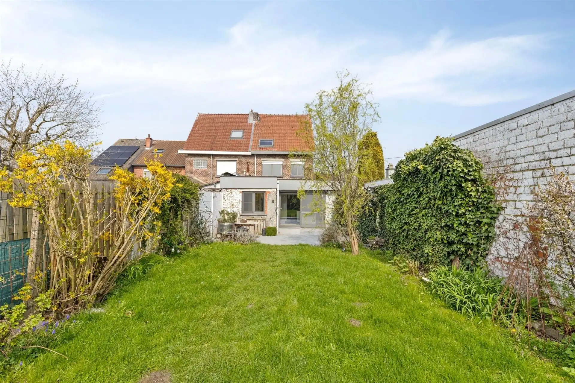 Ruime halfopen bebouwing (3 slpks), terras en tuin foto 26