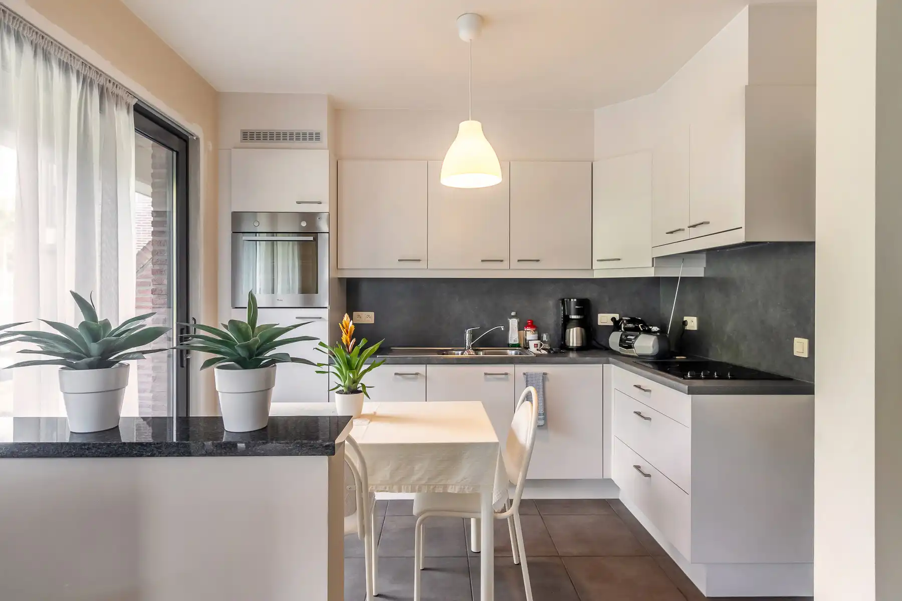 Lichtrijk appartement met autostaanplaats en prachtig zicht foto 15
