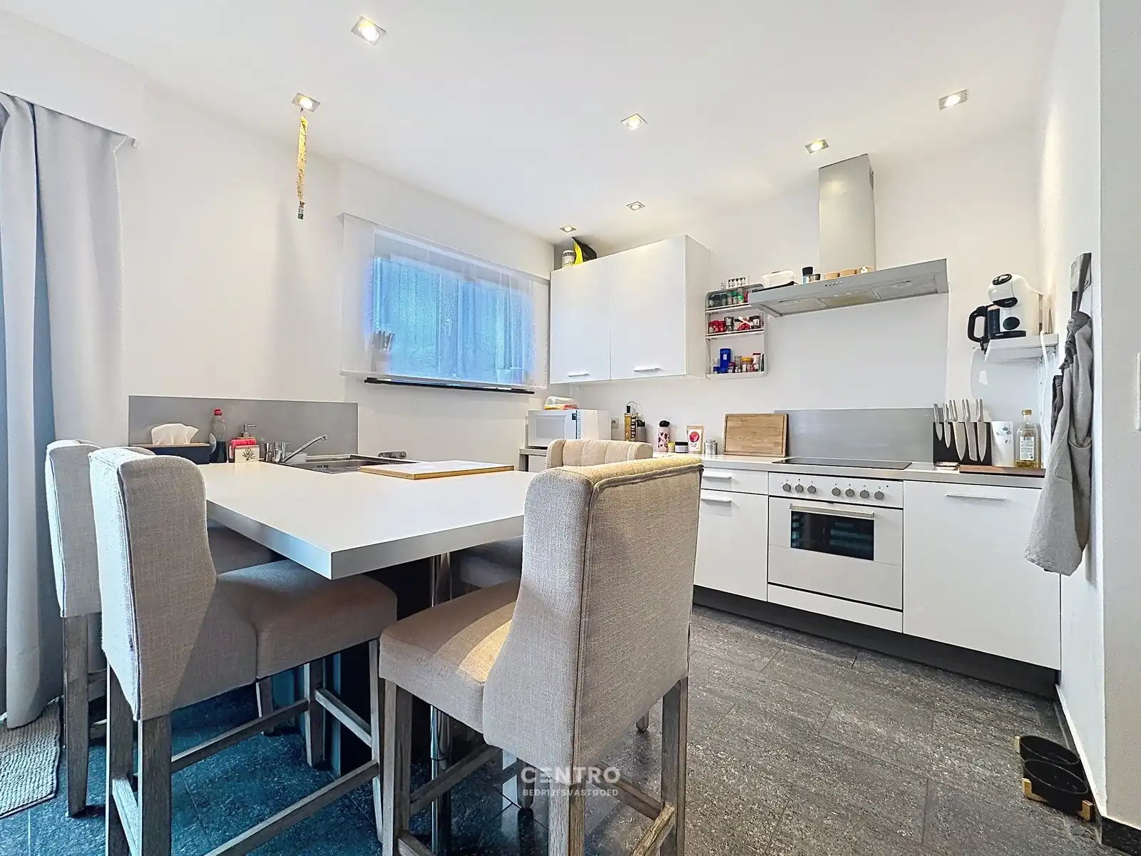 Instapklaar BEDRIJFSGEBOUW bestaande uit een MAGAZIJN (350m2) met geïntegreerde WONING (140m2) op ambachtelijke zone "De Leiteweg" te Oostkamp (Ruddervoorde). foto 5