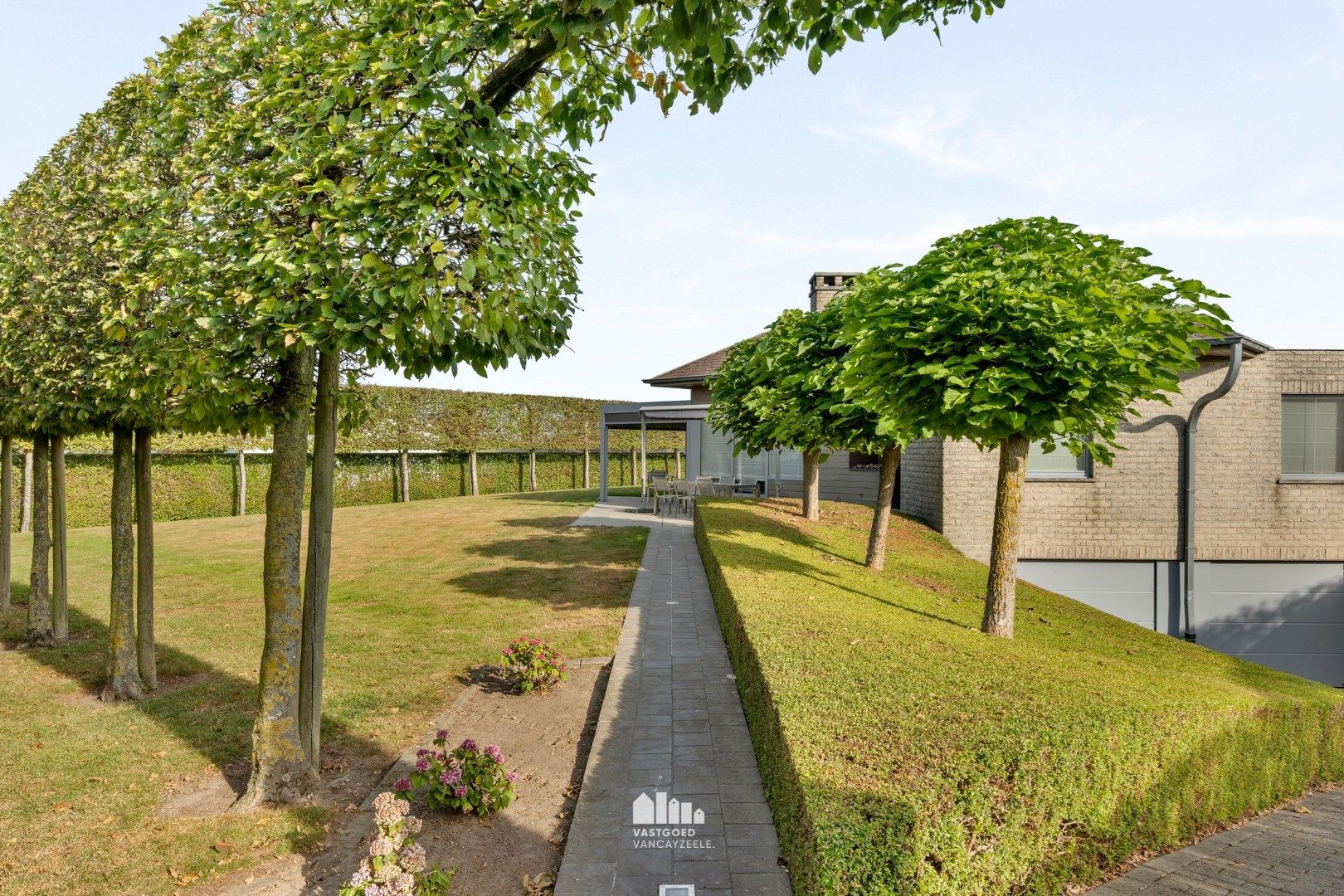 Goed onderhouden villa met grote tuin en twee garages op centrale ligging.   foto 3