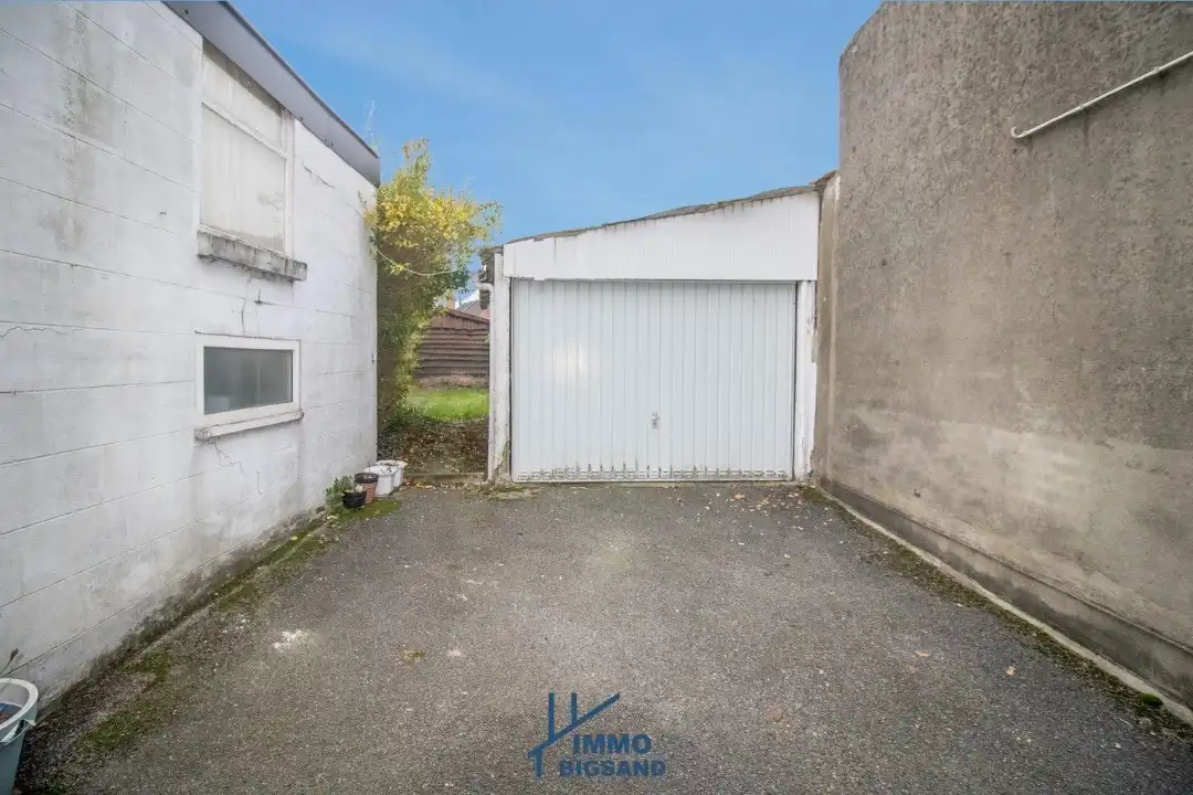 Halfopen woning met diepe oprit met garage en tuin foto 2