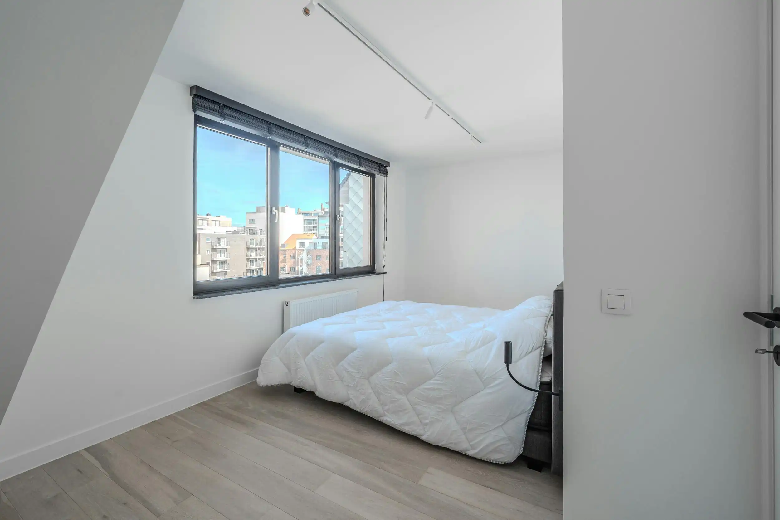 Prachtig gerenoveerd duplexappartement te Oostende foto 12