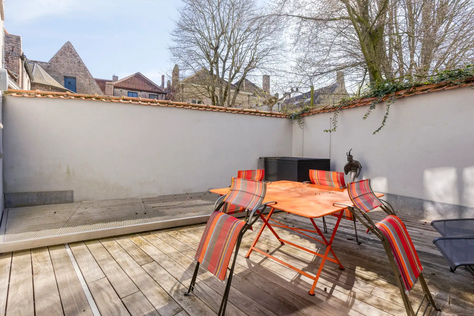 Gerenoveerde (2010) burgerwoning met dubbele garage foto 10