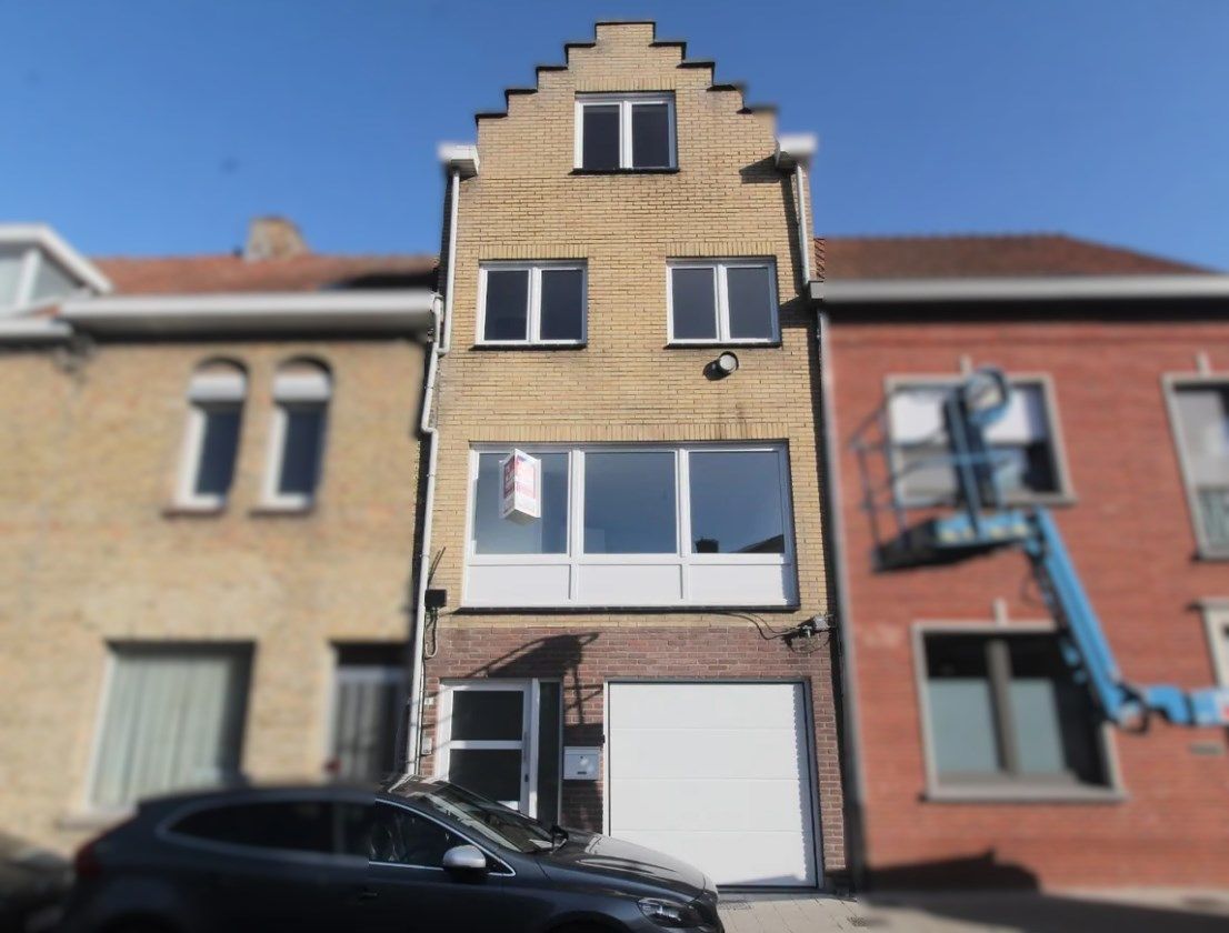 RUIME EN INSTAPKLARE BEL-ETAGE WONING MET 4 SLAAPKAMERS, STADSKOER, TERRAS EN GARAGE foto {{pictureIndex}}