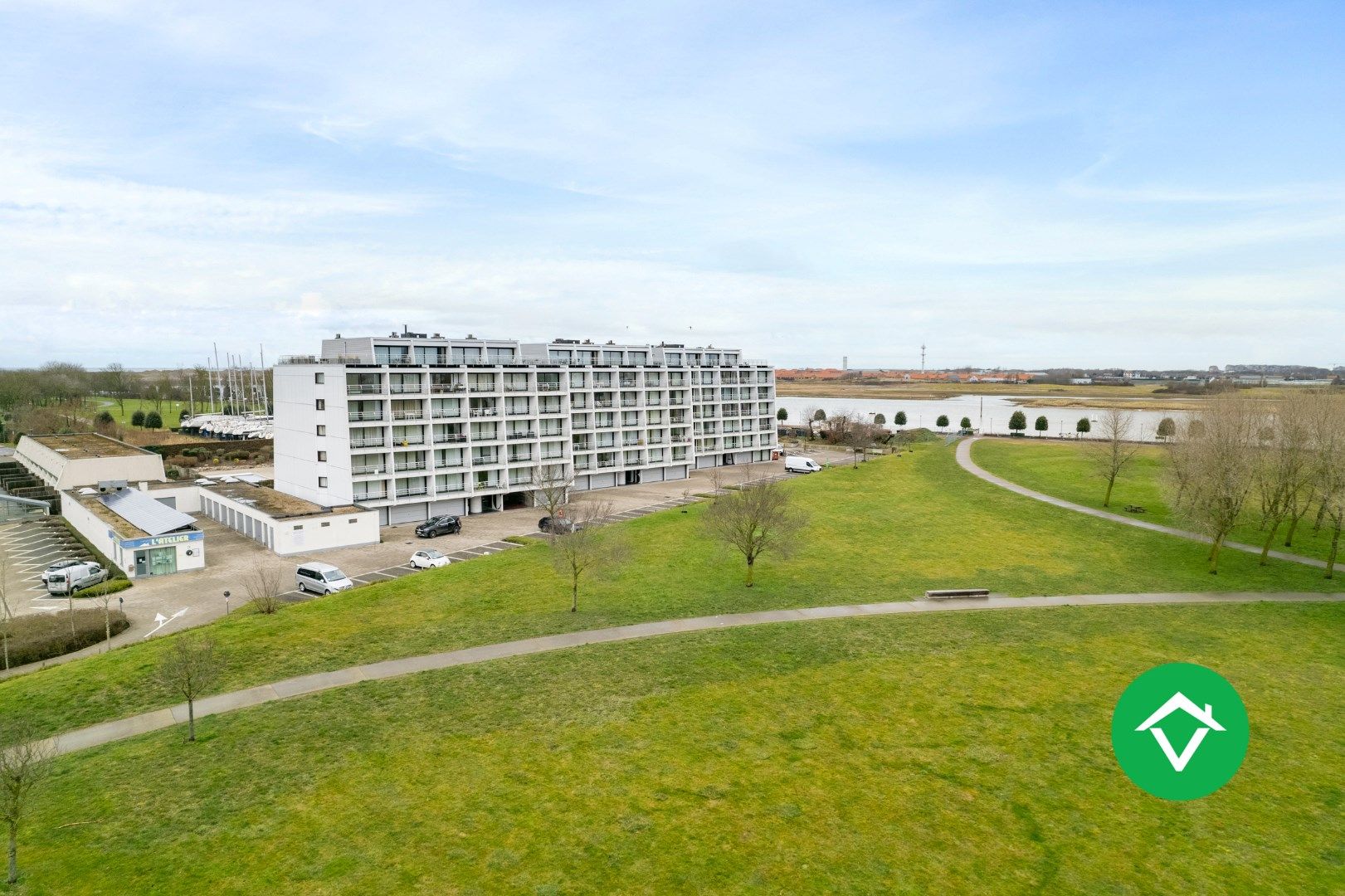 Instapklaar appartement met 2 slaapkamers en grote garage te Nieuwpoort foto 3