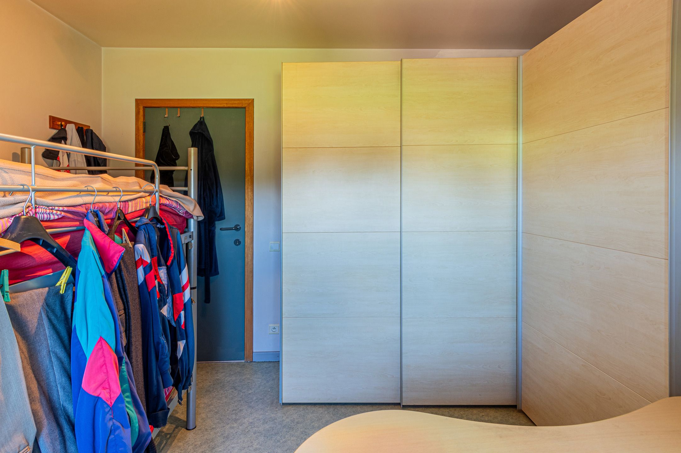 Ruim 3-slaapkamerappartement met garage foto 12