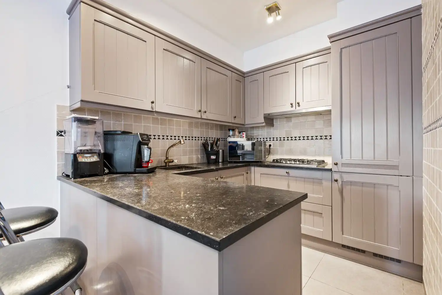 Tof gelijkvloers appartement met 2 slaapkamers, tuin en zwembad foto 6