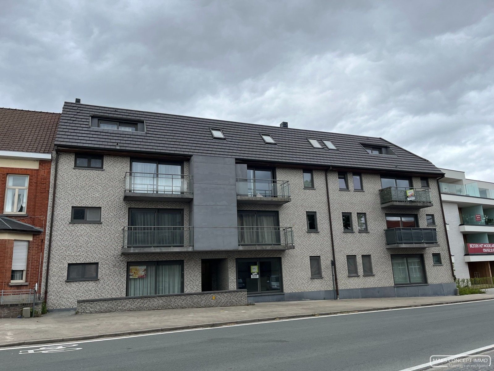 Dakappartement met 2 slaapkamers, groot terras en garage te huur in Tiegem foto {{pictureIndex}}