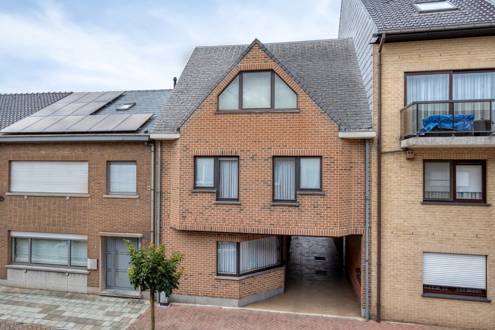 Opbrengsteigendom met 3 appartementen + 2 garages – toplocatie in Merchtem! foto 6