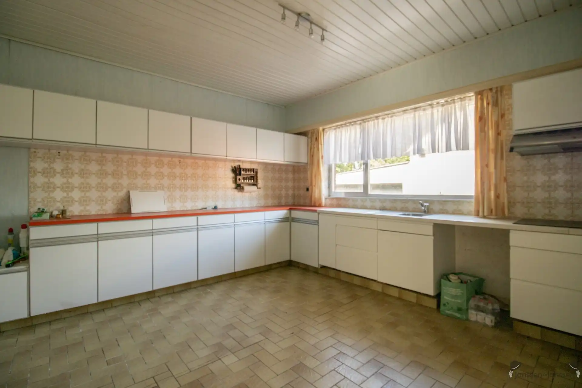 Rustig gelegen te renoveren woning met 5 slaapkamers, ruime garage op 3.990 m² foto 6
