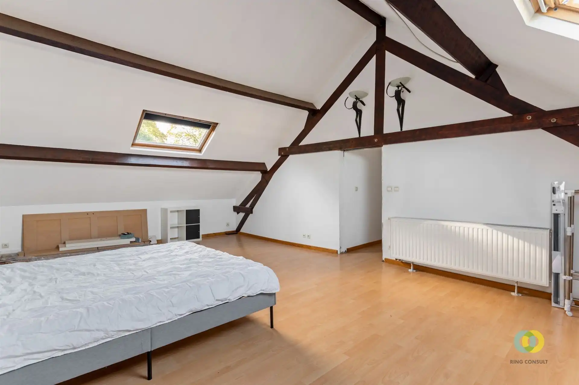 Bedrijfspand met loods, kantoor en appartement foto 15