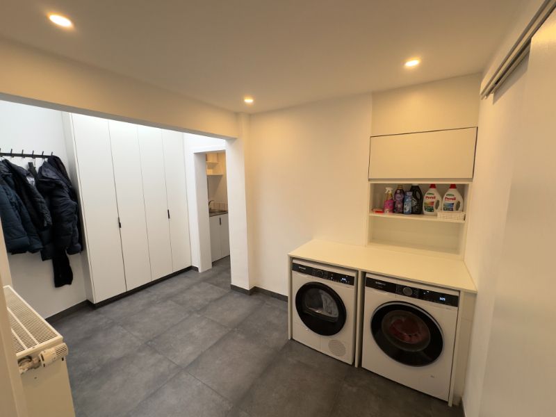 Recent gerenoveerde woning met ruime garage foto 10