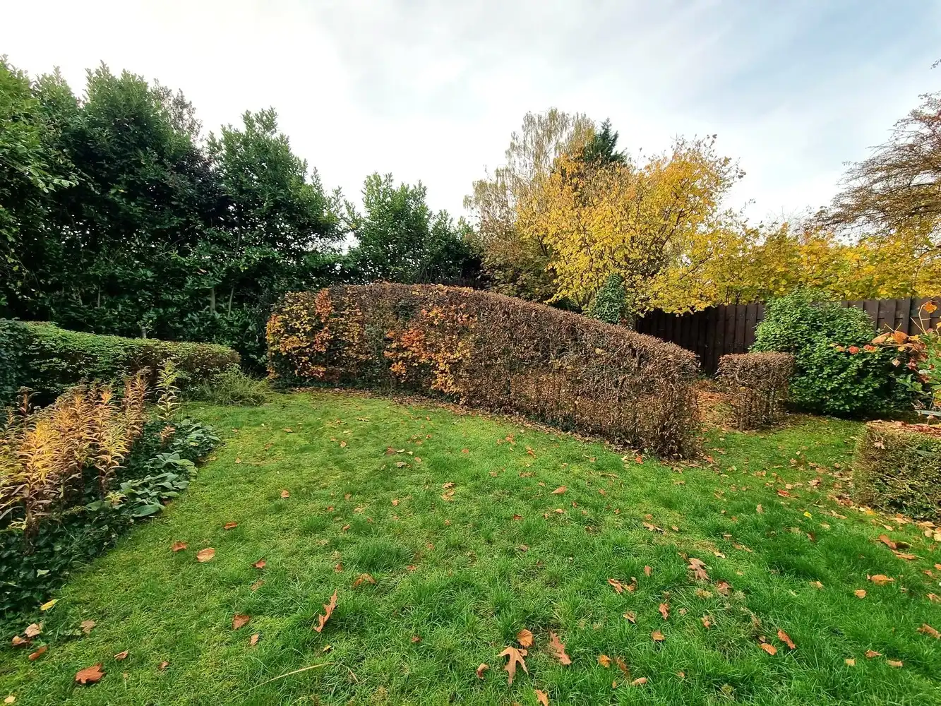 Instapklare gezinswoning, grote slaapkamers, nieuwe keuken en badkamer met zuidgerichte tuin en garage foto 18