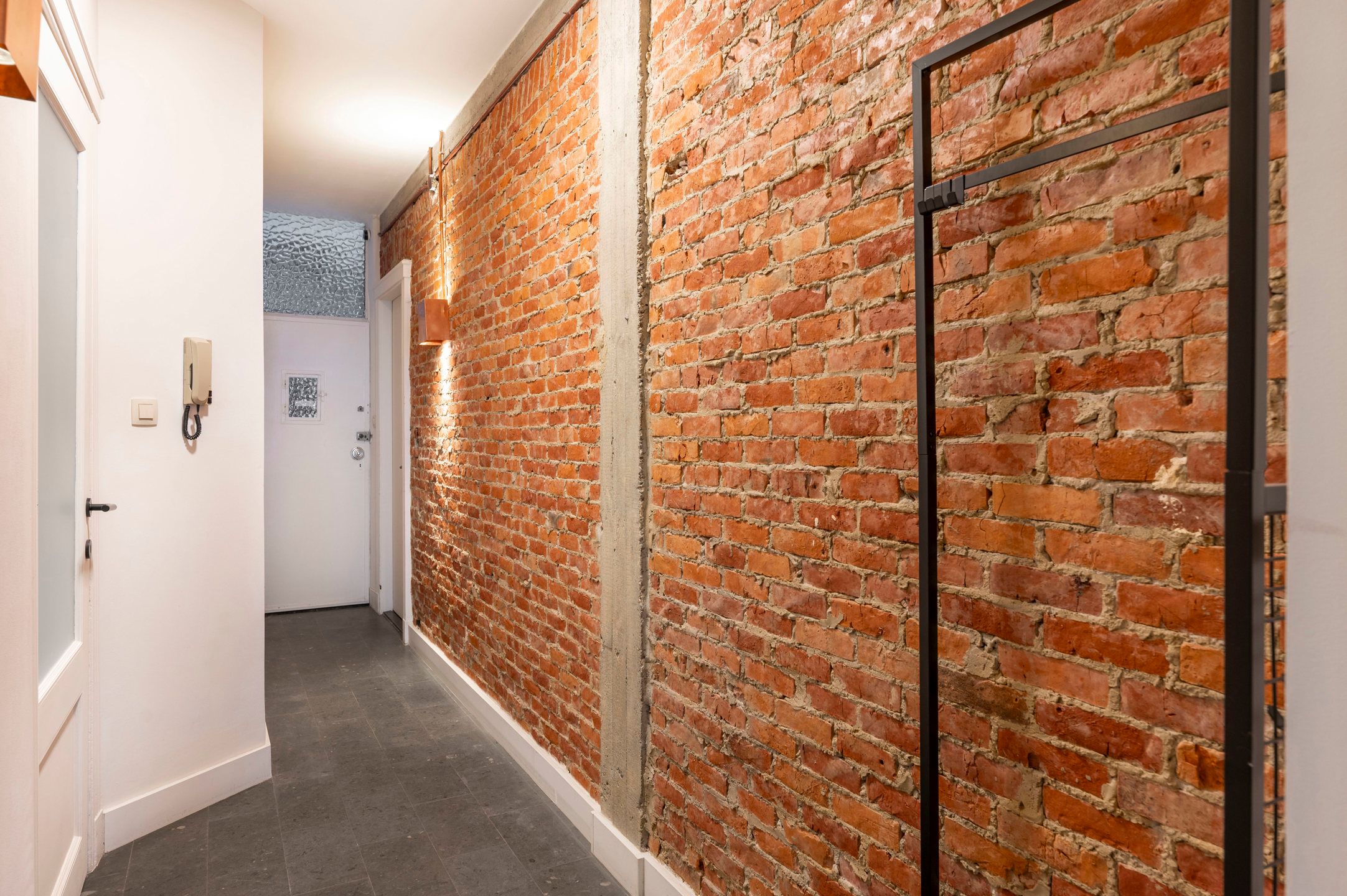 Charmant 2-slaapkamer appartement met industriële touch foto 13