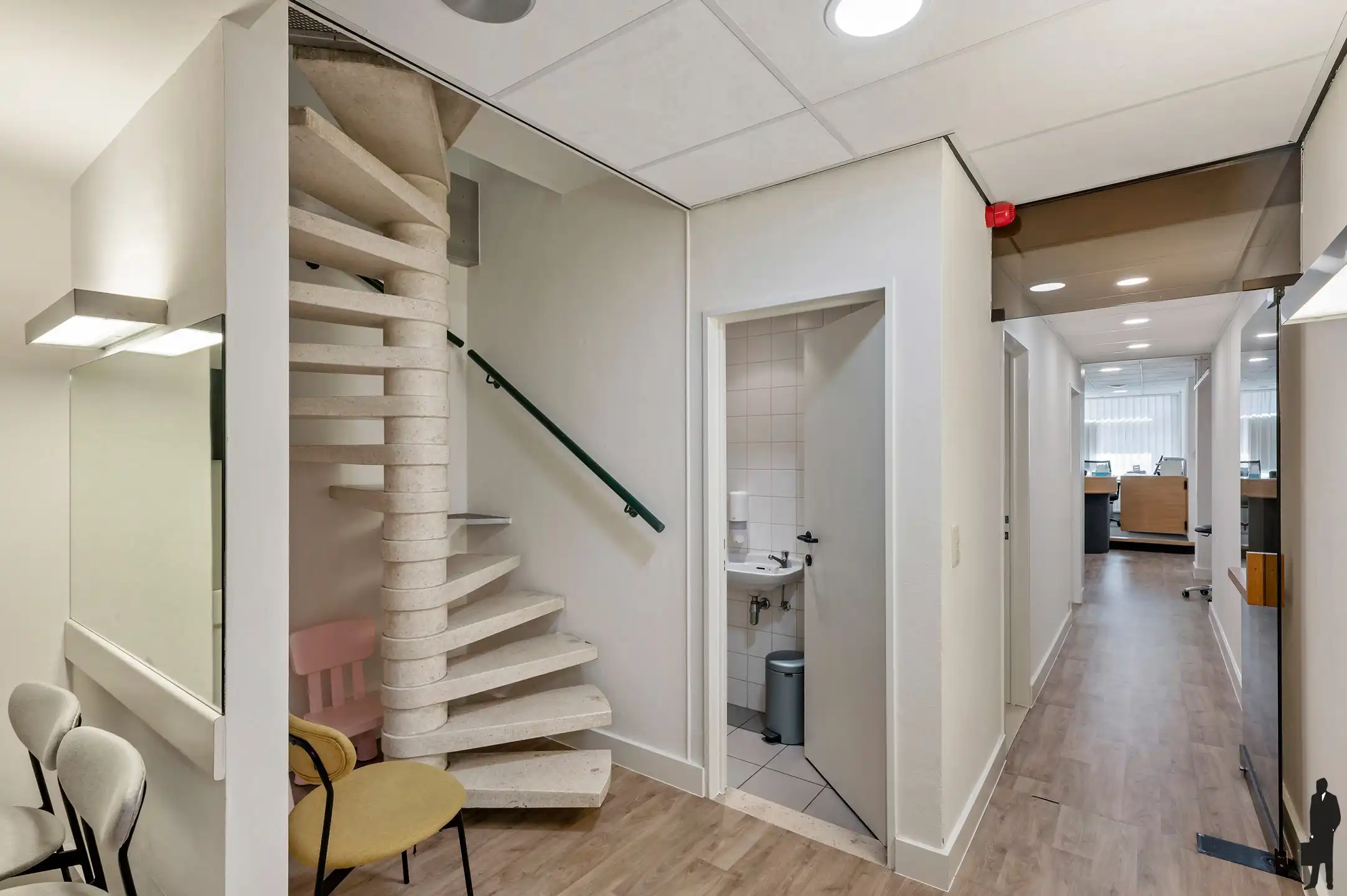 Goed onderhouden dokterspraktijk met 3 studio’s en 14 staanplaatsen foto 17