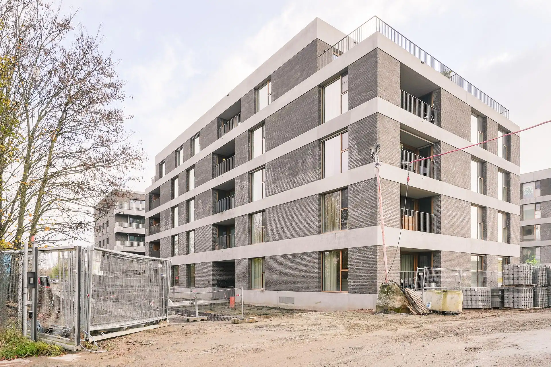 Modern BEN-appartement omringd door groen foto 17